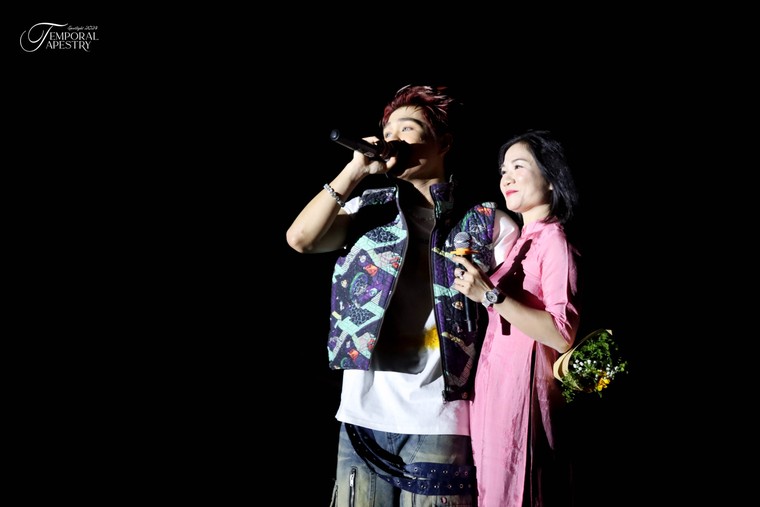 Captain Boy “bay tới” sân khấu chào tân sinh viên trường Báo ảnh 3