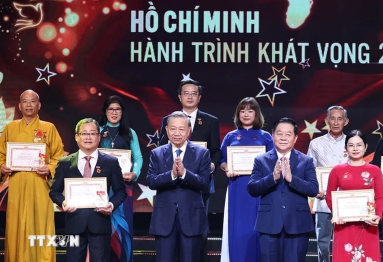 “Hồ Chí Minh - Hành trình khát vọng 2024”: Tôn vinh các điển hình tiêu biểu ảnh 2