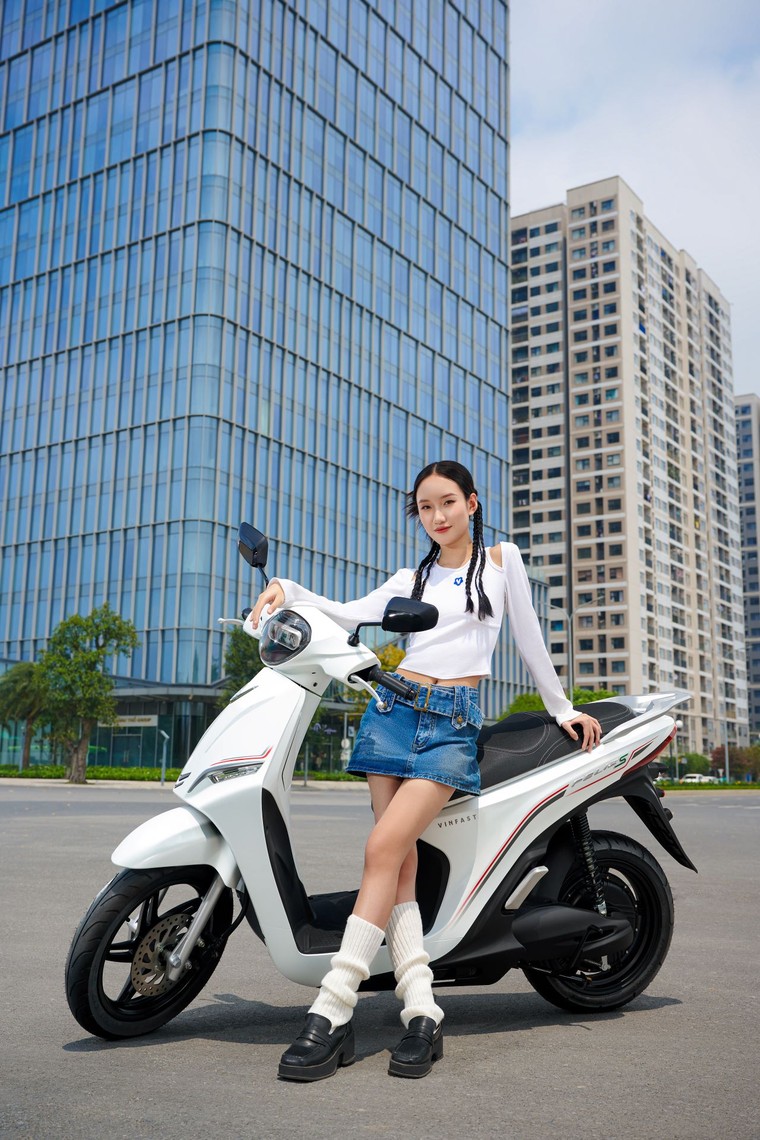 Chuyển từ xe xăng qua VinFast Feliz S, chủ xe chia sẻ: "Chi phí tiết kiệm hơn hẳn, cốp rộng để được nhiều đồ" ảnh 1