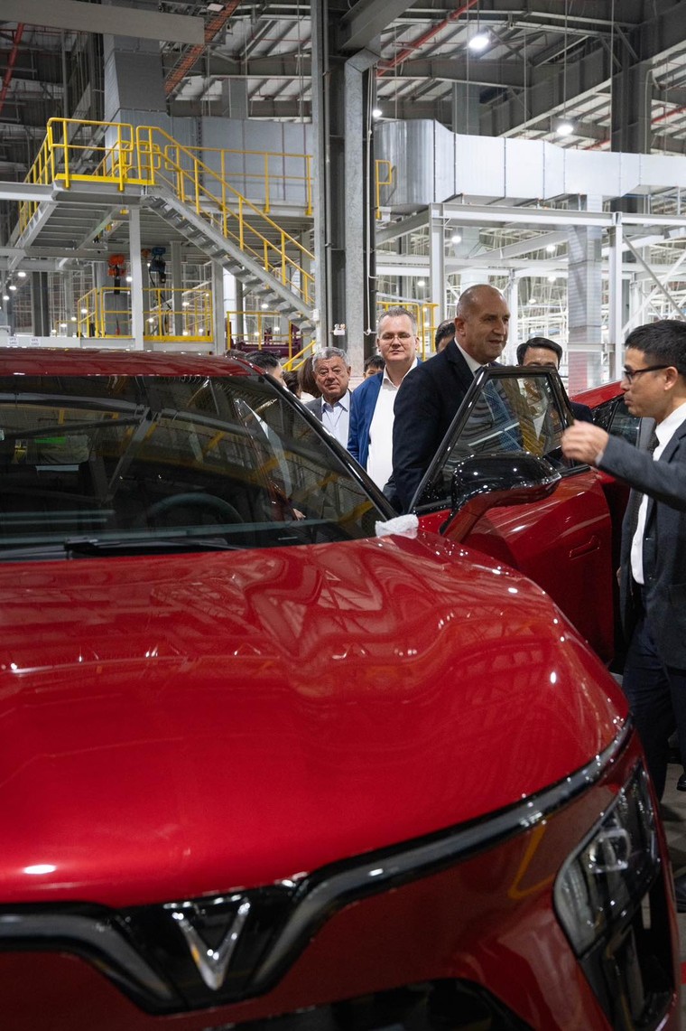 Tổng thống Bulgaria đề nghị VinFast sớm bán ô tô điện và đầu tư và đầu tư sản xuất tại Bulgaria ảnh 3