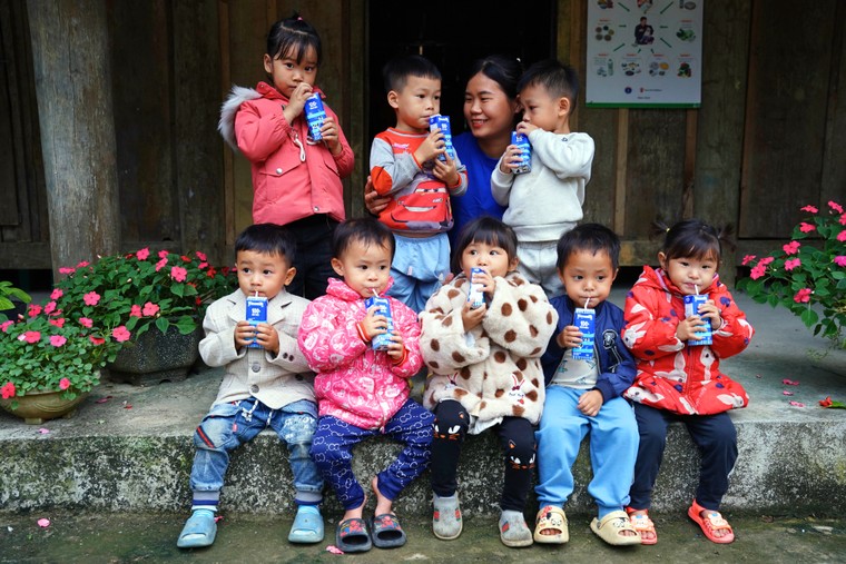 Quỹ sữa Vươn cao Việt Nam mang quà ấm, sữa ngon đến trẻ em vùng cao Tuyên Quang ảnh 10