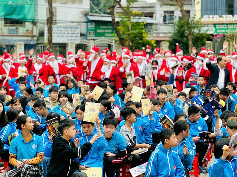 Danko City - Giáng sinh diệu kỳ với 300 ông già Noel ảnh 4