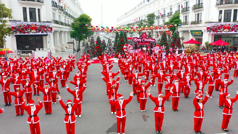 Danko City - Giáng sinh diệu kỳ với 300 ông già Noel ảnh 1