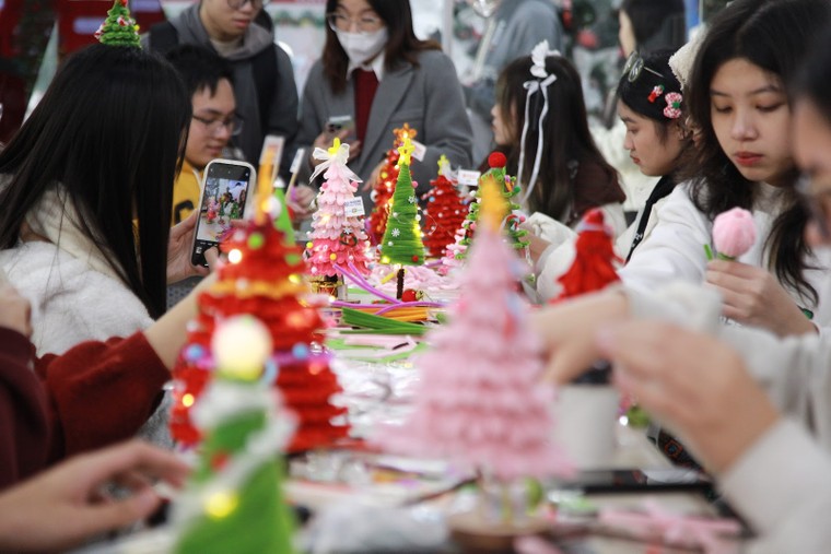 Cao đẳng quốc tế đầu tiên tại Hà Nội đón tuyết rơi: Giáng sinh cực "chất" tại Melbourne Polytechnic ảnh 2