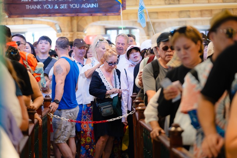 “Ùn ùn” du khách đổ bộ Phú Quốc dịp cuối năm ảnh 1