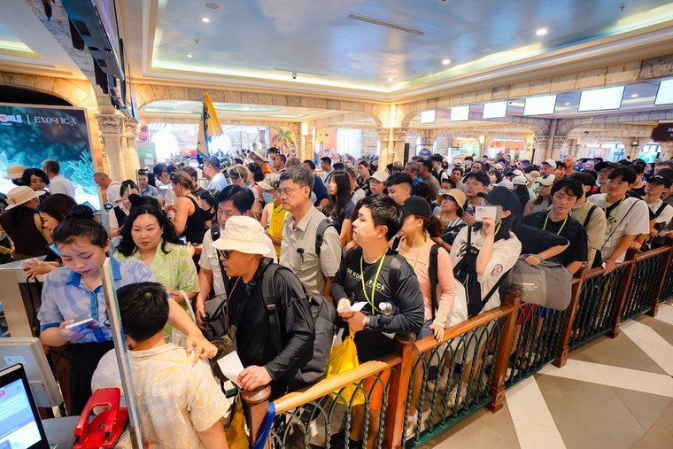 “Ùn ùn” du khách đổ bộ Phú Quốc dịp cuối năm ảnh 3