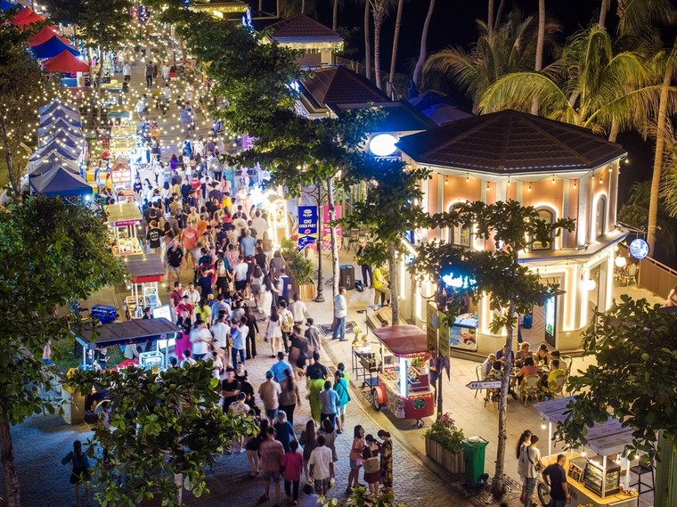 “Ùn ùn” du khách đổ bộ Phú Quốc dịp cuối năm ảnh 7