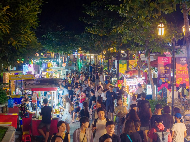 “Ùn ùn” du khách đổ bộ Phú Quốc dịp cuối năm ảnh 6