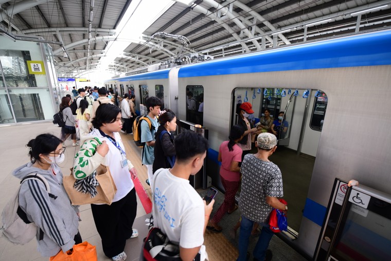 Vinamilk phục vụ miễn phí sản phẩm cho người dân check-in tại các ga metro Bến Thành – Suối Tiên ảnh 1