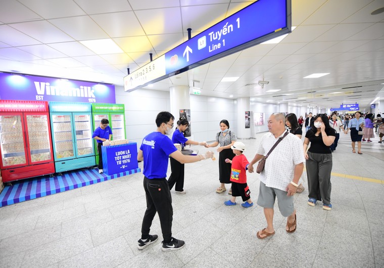 Vinamilk phục vụ miễn phí sản phẩm cho người dân check-in tại các ga metro Bến Thành – Suối Tiên ảnh 2