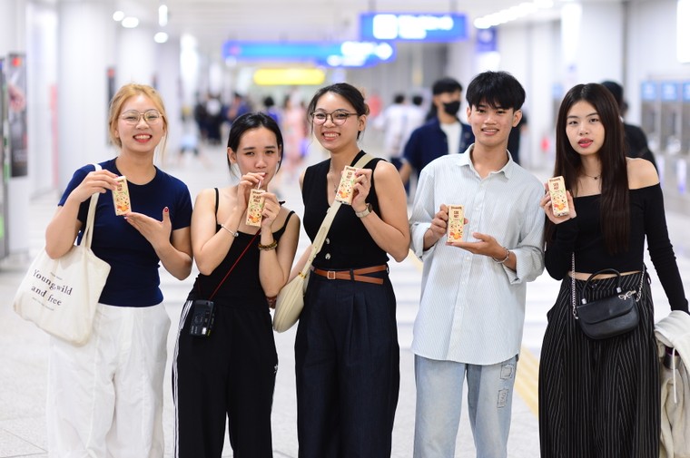 Vinamilk phục vụ miễn phí sản phẩm cho người dân check-in tại các ga metro Bến Thành – Suối Tiên ảnh 3