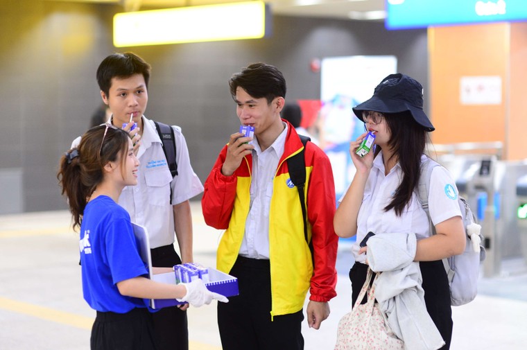 Vinamilk phục vụ miễn phí sản phẩm cho người dân check-in tại các ga metro Bến Thành – Suối Tiên ảnh 4