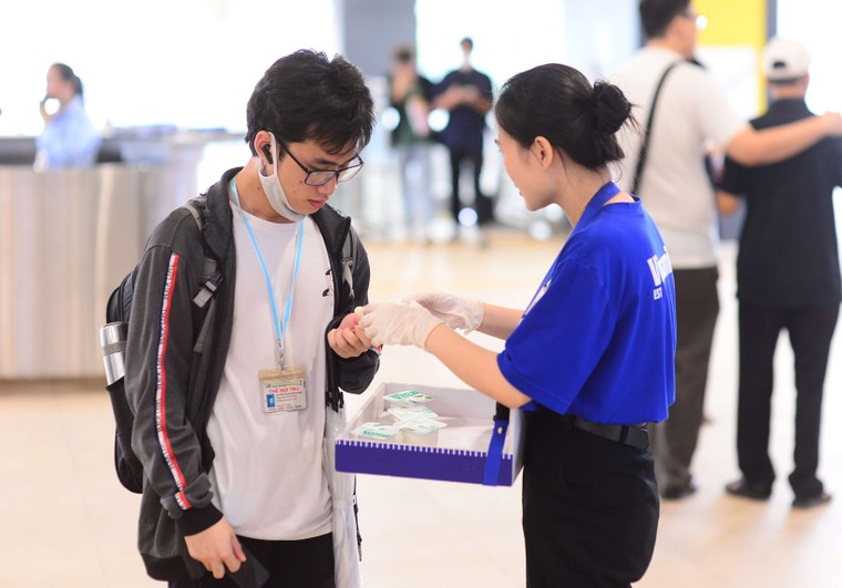 Vinamilk phục vụ miễn phí sản phẩm cho người dân check-in tại các ga metro Bến Thành – Suối Tiên ảnh 7