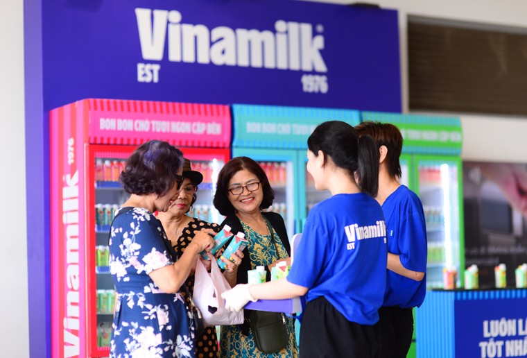 Vinamilk phục vụ miễn phí sản phẩm cho người dân check-in tại các ga metro Bến Thành – Suối Tiên ảnh 8