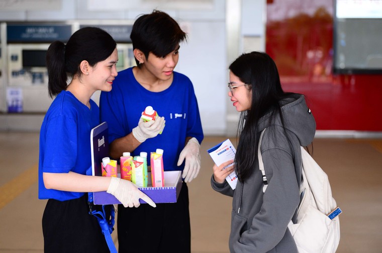 Vinamilk phục vụ miễn phí sản phẩm cho người dân check-in tại các ga metro Bến Thành – Suối Tiên ảnh 9