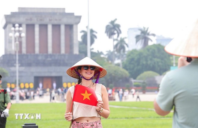 Hà Nội rực rỡ sắc màu, hồi tưởng lại những ngày tháng lịch sử ảnh 3