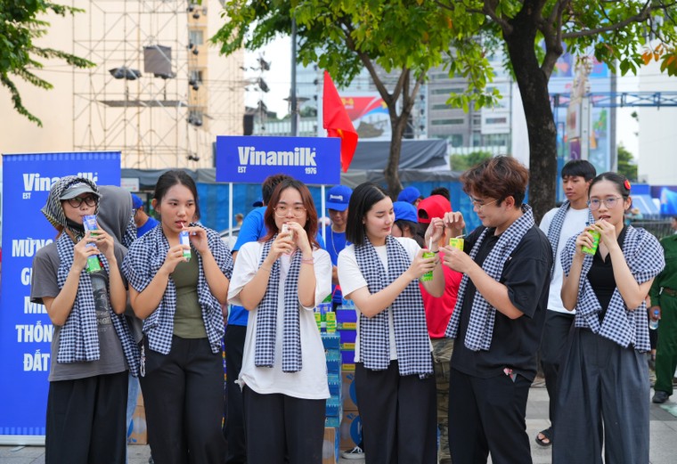 Hơn 150.000 sản phẩm Vinamilk tiếp sức các lực lượng, người dân tham gia đại lễ 30/4 ảnh 7