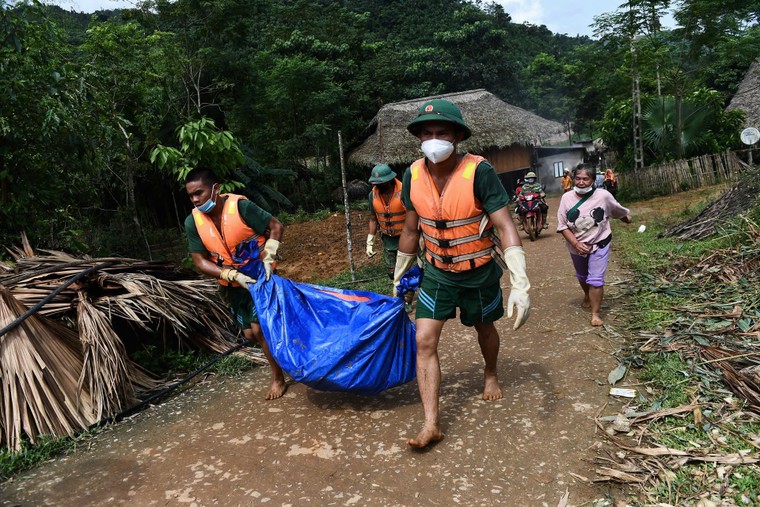 “Bắt nét” sự thật giữa những tâm bão ảnh 3