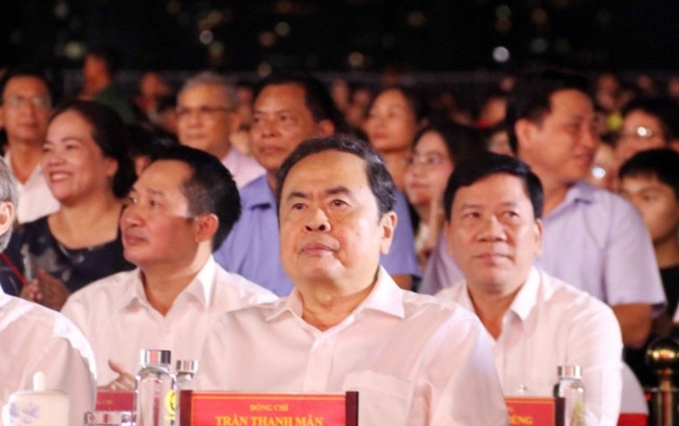 Đặc sắc chương trình chính luận nghệ thuật "Dưới cờ vinh quang" ảnh 3