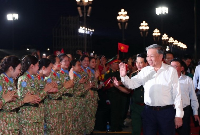 Đặc sắc chương trình chính luận nghệ thuật "Dưới cờ vinh quang" ảnh 1