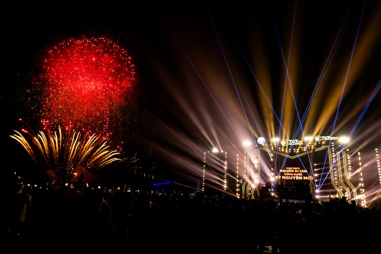 Chiêm ngưỡng 1.000 drone tỏa sáng trên bầu trời đêm Thành phố Thiên niên kỷ T&T City Millennia ảnh 9