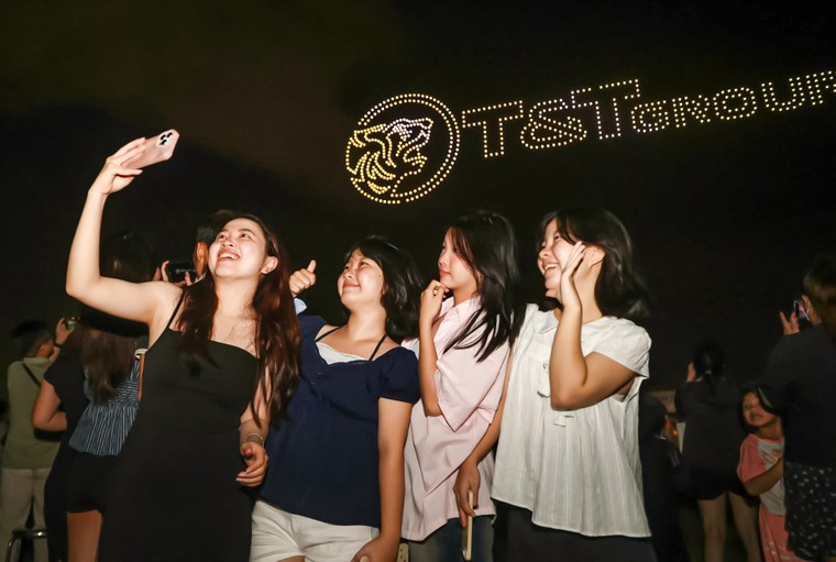 Chiêm ngưỡng 1.000 drone tỏa sáng trên bầu trời đêm Thành phố Thiên niên kỷ T&T City Millennia ảnh 7