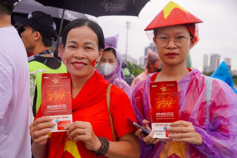 Không khí hào hứng, sắc đỏ ngập tràn trước thềm concert “Tổ quốc trong tim” ảnh 2