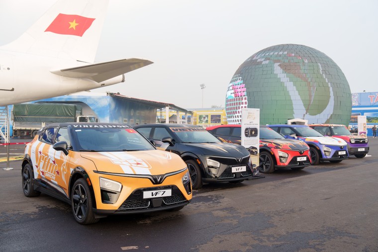 VinFast gây “choáng” tại Trung tâm Triển lãm Việt Nam bằng dàn xe “khủng”: Bộ đôi Lạc Hồng 900 LX tạo ấn tượng mạnh ảnh 3