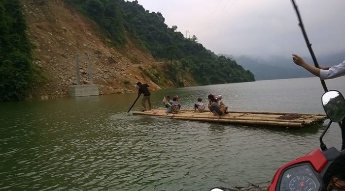 Chùm ảnh: Gian nan đường đến trường của các em học sinh xóm Nhạp ảnh 1