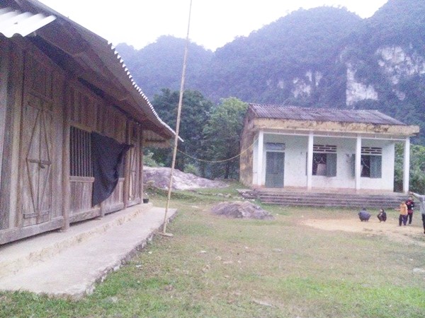 Chùm ảnh: Gian nan đường đến trường của các em học sinh xóm Nhạp ảnh 13