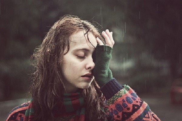 Chết lặng khi chồng ôm hôn ở trên giường của bạn thân ảnh 1