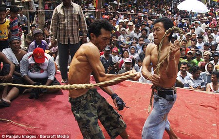 Rợn người nghi lễ cầu mưa ở Indonesia ảnh 2