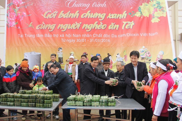 2.000 bánh chưng xanh cùng người nghèo ăn Tết ảnh 1