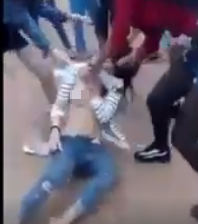 Kinh hoàng thiếu nữ đánh đập và lột sạch đồ tình địch vì ghen ảnh 2