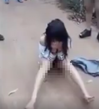 Kinh hoàng thiếu nữ đánh đập và lột sạch đồ tình địch vì ghen ảnh 3