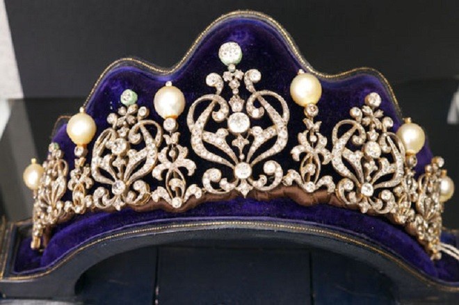 Chiêm ngưỡng bộ trang sức 'khủng' của vợ nhà độc tài Philippines ảnh 2