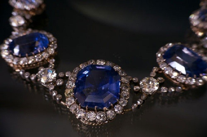 Chiêm ngưỡng bộ trang sức 'khủng' của vợ nhà độc tài Philippines ảnh 6