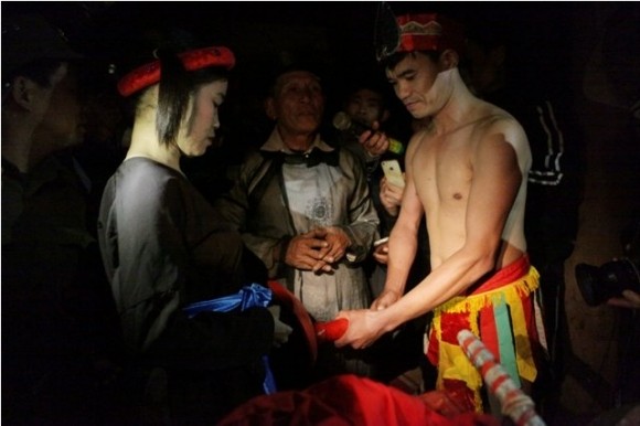 Ngại ngùng cặp đôi làm 'chuyện ấy' ở lễ hội Linh tinh tình phộc ảnh 3