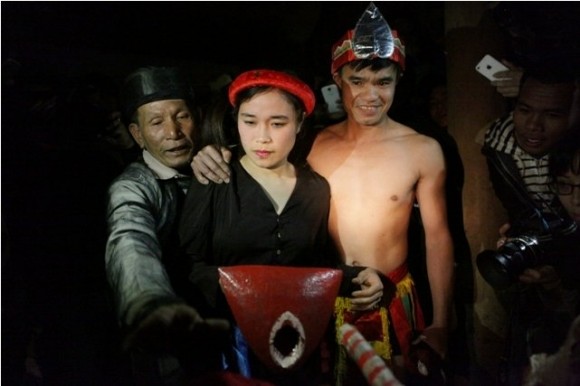 Ngại ngùng cặp đôi làm 'chuyện ấy' ở lễ hội Linh tinh tình phộc ảnh 4