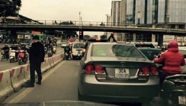 'Quý ông' thản nhiên 'giải quyết nỗi buồn' giữa đường gây bão ảnh 1