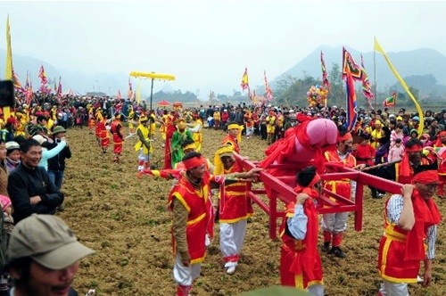 Lễ hội 'rước của quý' độc đáo có '1-0-2' ở Việt Nam ảnh 3