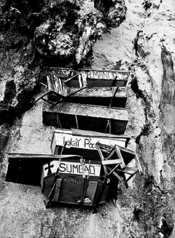 Khiếp vía tục treo quan tài trên vách đá ảnh 1