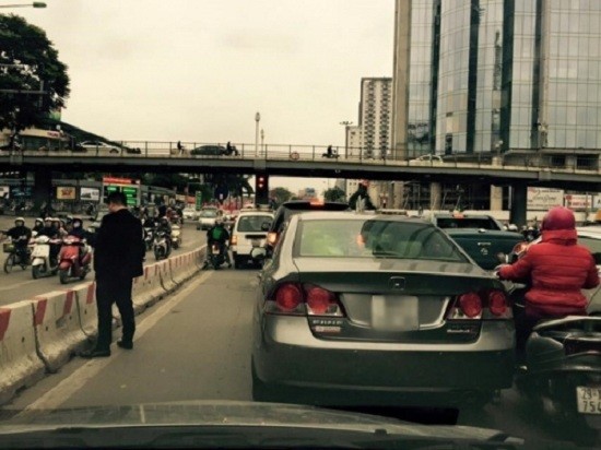 Hé lộ danh tính 'quý ông' đi vệ sinh giữa đường ảnh 1