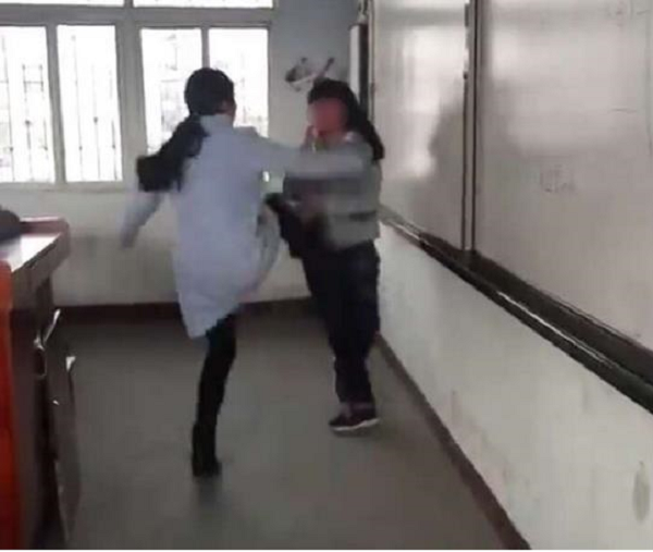 Nữ sinh TQ bị đạp liên hồi, tát tới tấp vào mặt gây sốc ảnh 1