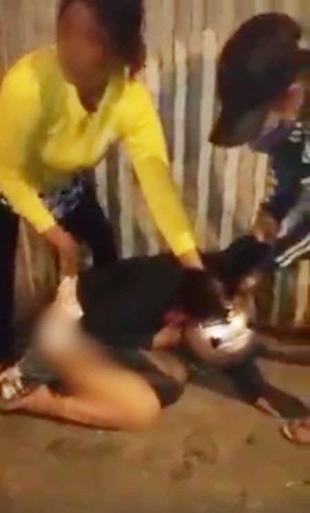 Đánh ghen, xát muối ớt vào vùng kín cô gái giữa đám đông ảnh 2