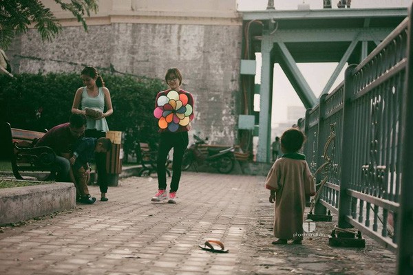 Chạnh lòng trước hình ảnh 2 cậu bé có 2 mảnh đời đối lập ảnh 1