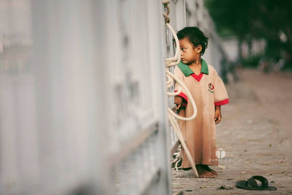Chạnh lòng trước hình ảnh 2 cậu bé có 2 mảnh đời đối lập ảnh 7
