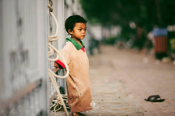 Chạnh lòng trước hình ảnh 2 cậu bé có 2 mảnh đời đối lập ảnh 9