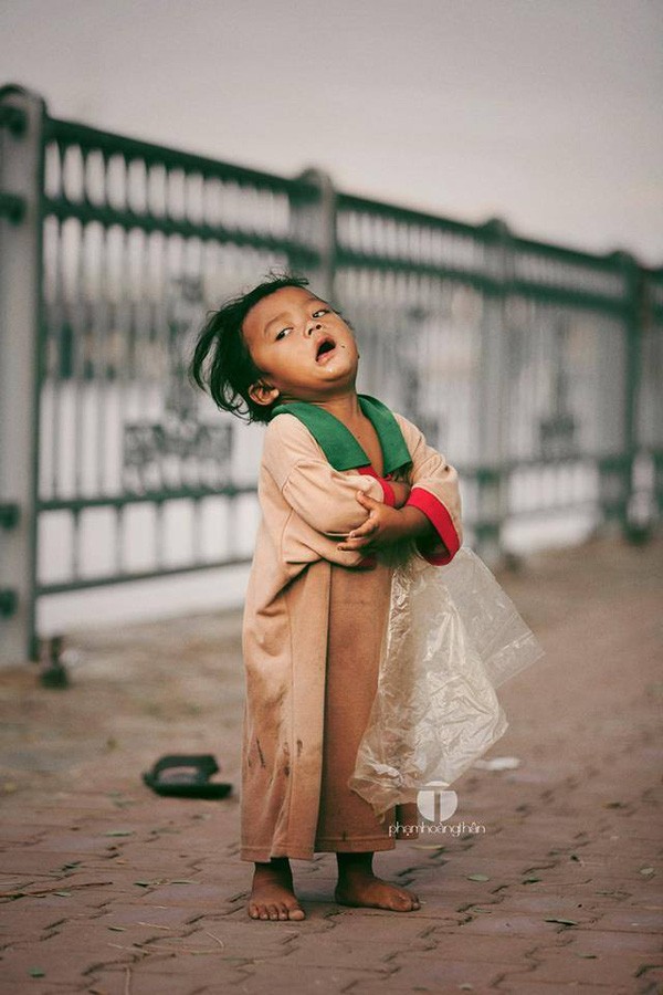 Chạnh lòng trước hình ảnh 2 cậu bé có 2 mảnh đời đối lập ảnh 10