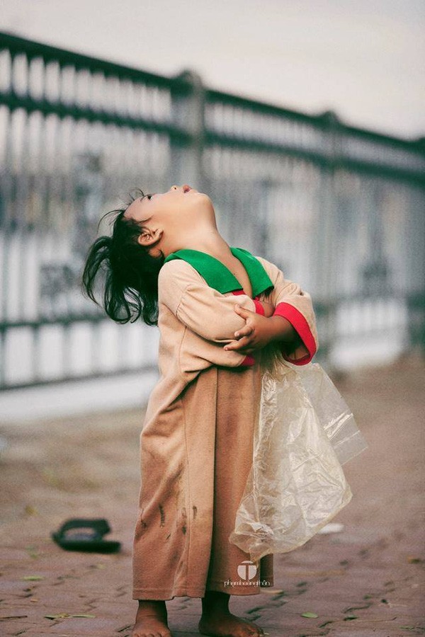 Chạnh lòng trước hình ảnh 2 cậu bé có 2 mảnh đời đối lập ảnh 12